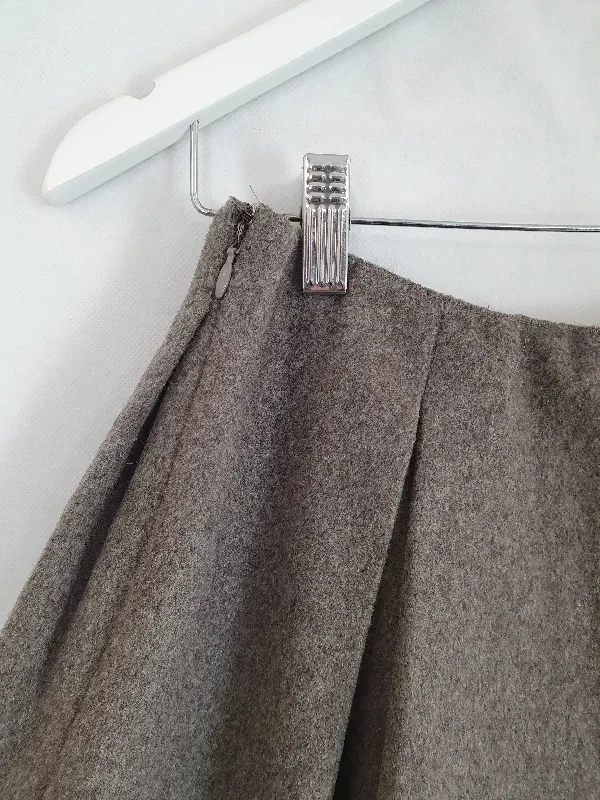 miu-miu-wool-pleated-skirt-size-14-b4-327-gy