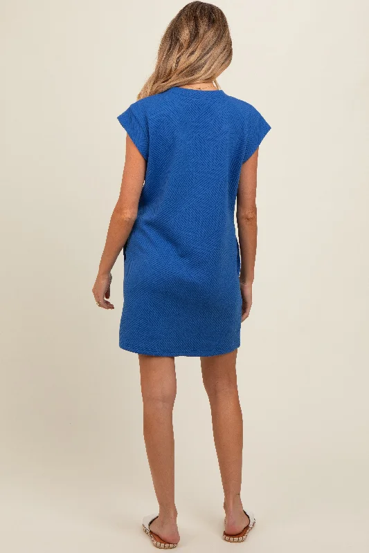 royal-blue-front-pocket-line-textured-short-sleeve-maternity-dress